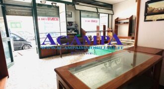 AD. PIAZZA CAPODICHINO LOCALE COMMERCIALE 2 VETRINE